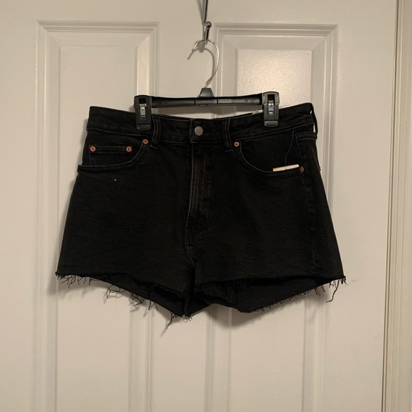 H&M Black high waisted black denim shorts - Picture 3 of 4
